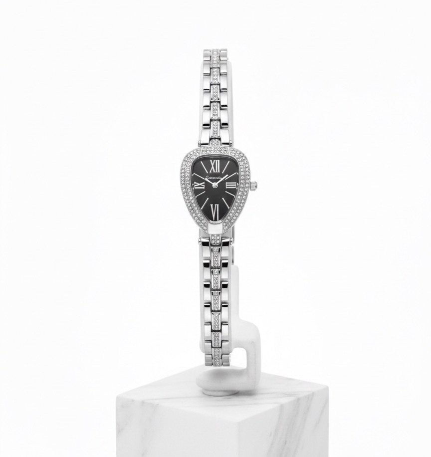 ساعة "سيربنتي" الأنيقة – فخامة الفضة ومرصعة بالألماس لإطلالة ملكية